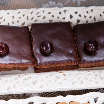 Ciasteczka kwadraty w czekoladzie z wisienką