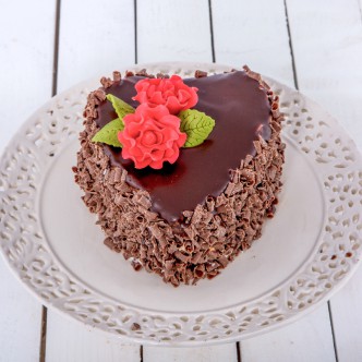 29. Serduszko czekoladowe : polewa czekoladowa, wiórki czekoladowe i cukrowe róże